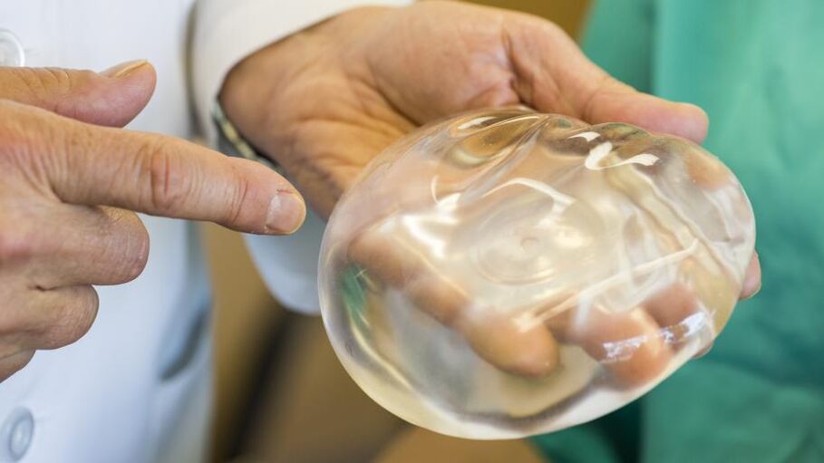 deformity of the breast implant